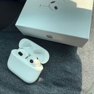 Apple White Wireless Earbuds with Case